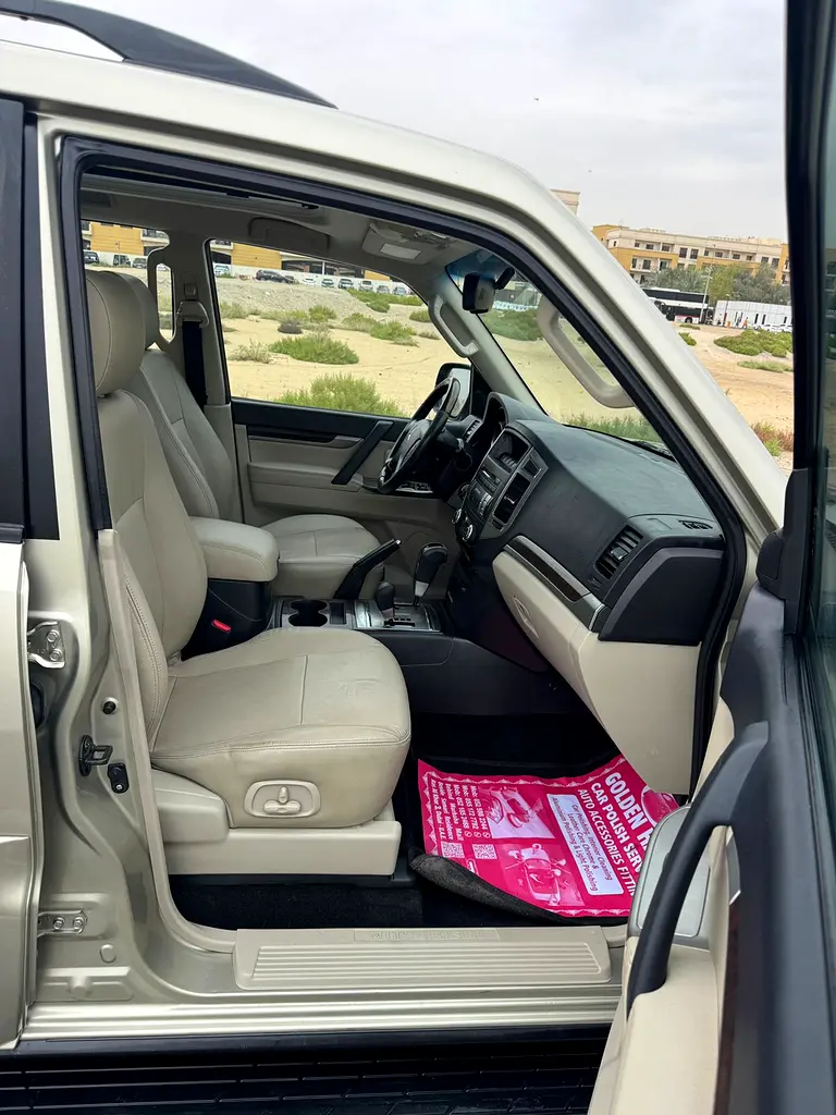 GCC space No accident Single owner car full option - Image 11