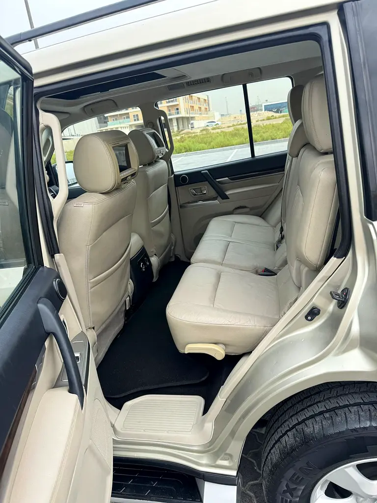GCC space No accident Single owner car full option - Image 9