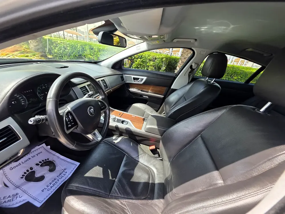 Jaguar XF Prestige 2015 GCC Specs, 4 Cylinders, Original Paint - Image 4