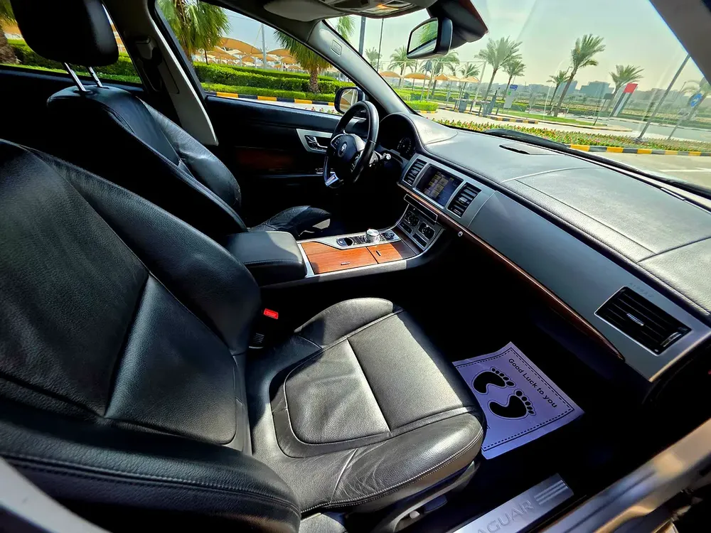 Jaguar XF Prestige 2015 GCC Specs, 4 Cylinders, Original Paint - Image 5