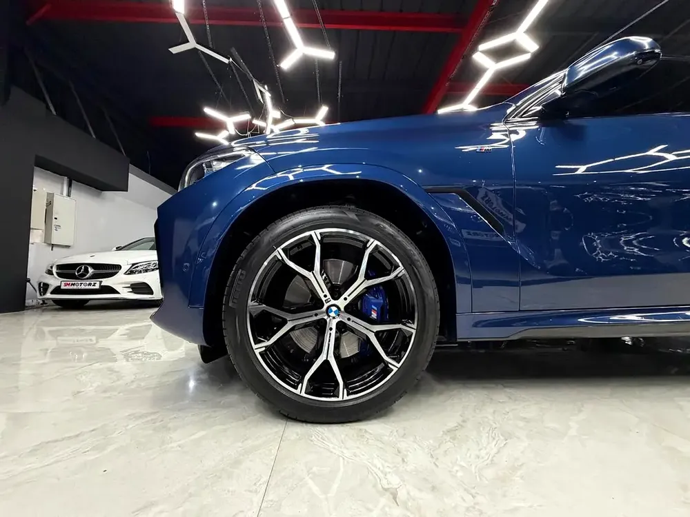 BMW Warranty/Service 2028 | Original Paint | Black Edition | Full Option - Image 7