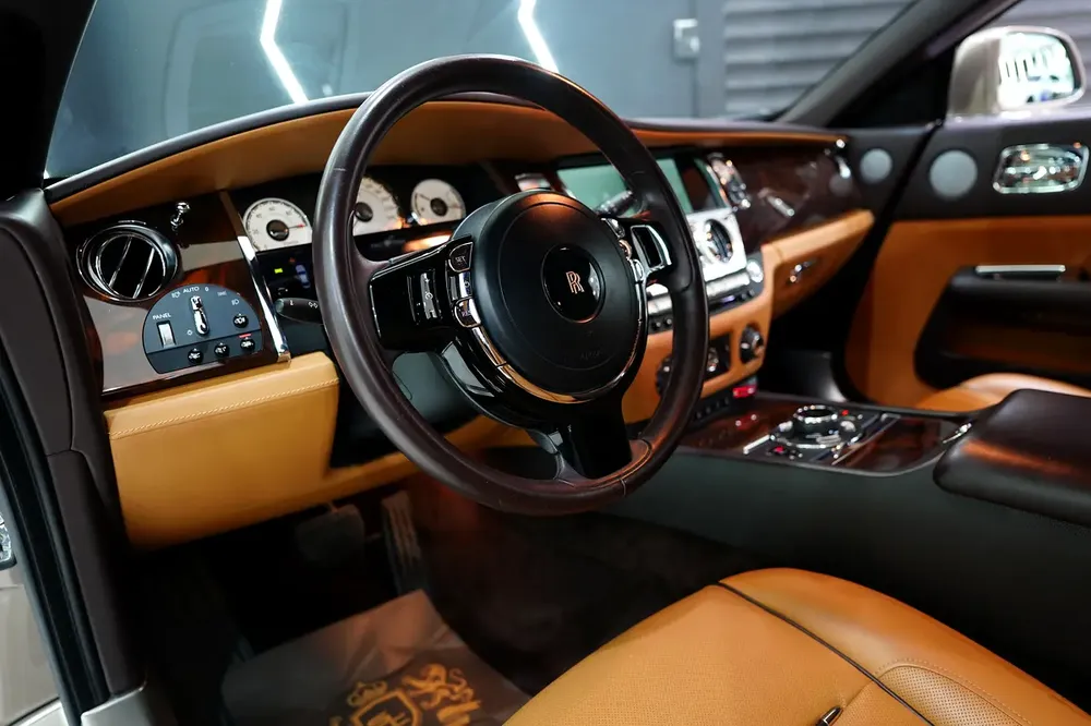 2016 Rolls-Royce Wraith, Upper Two-Tone, Starlight Headliner, GCC Spec!! - Image 4