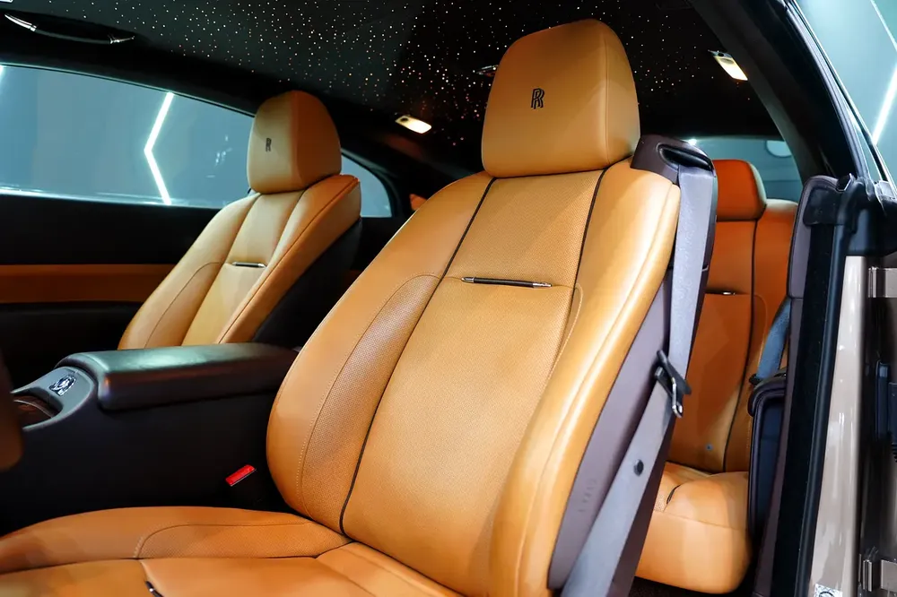 2016 Rolls-Royce Wraith, Upper Two-Tone, Starlight Headliner, GCC Spec!! - Image 5