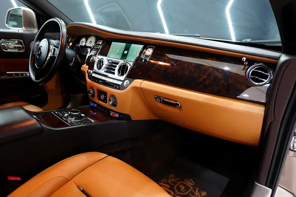 2016 Rolls-Royce Wraith, Upper Two-Tone, Starlight Headliner, GCC Spec!! - Image 7
