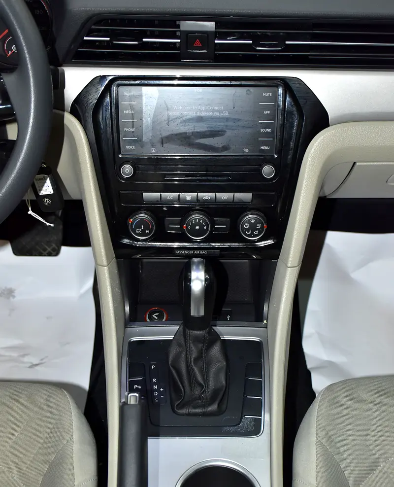 AED 684 EMi at 0% DP | Volkswagen Passat ( 2020 Model ) in Black Color GCC Specs - Image 14