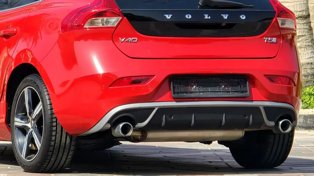 Amazing Top Of The Range Volvo C-Class V40 T5 R-Design GCC Specs Full Service History Single Owner - Image 10