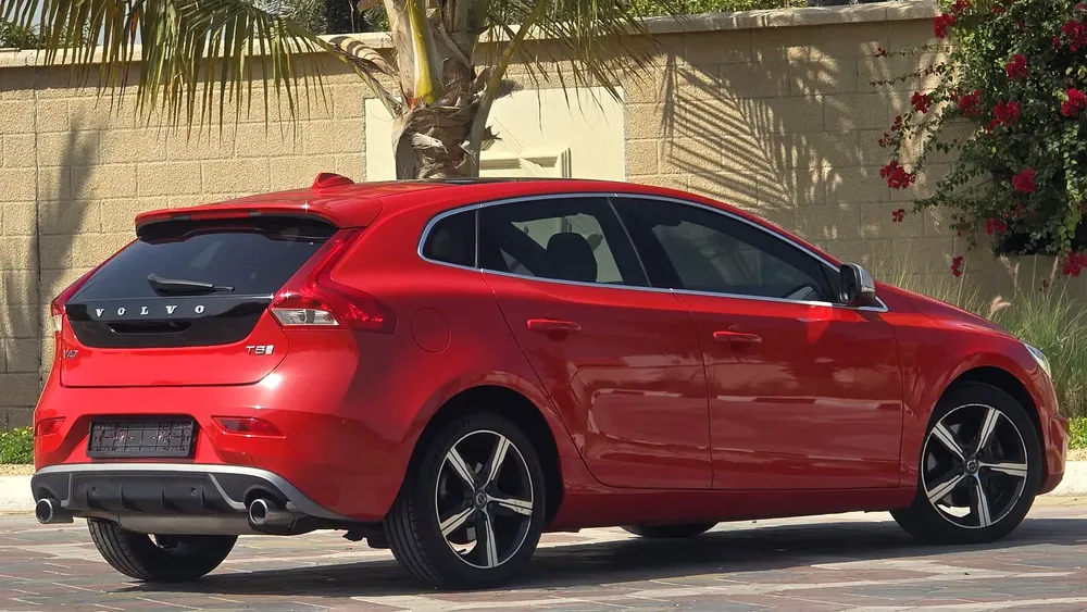 Amazing Top Of The Range Volvo C-Class V40 T5 R-Design GCC Specs Full Service History Single Owner - Image 11