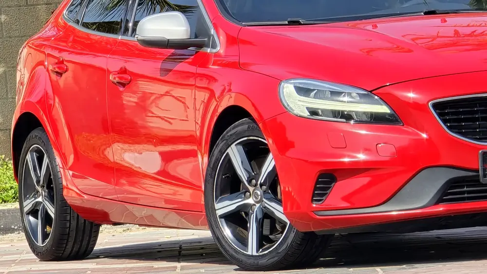 Amazing Top Of The Range Volvo C-Class V40 T5 R-Design GCC Specs Full Service History Single Owner - Image 12