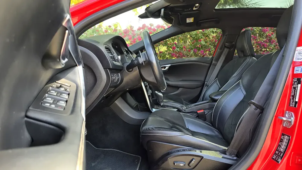 Amazing Top Of The Range Volvo C-Class V40 T5 R-Design GCC Specs Full Service History Single Owner - Image 14