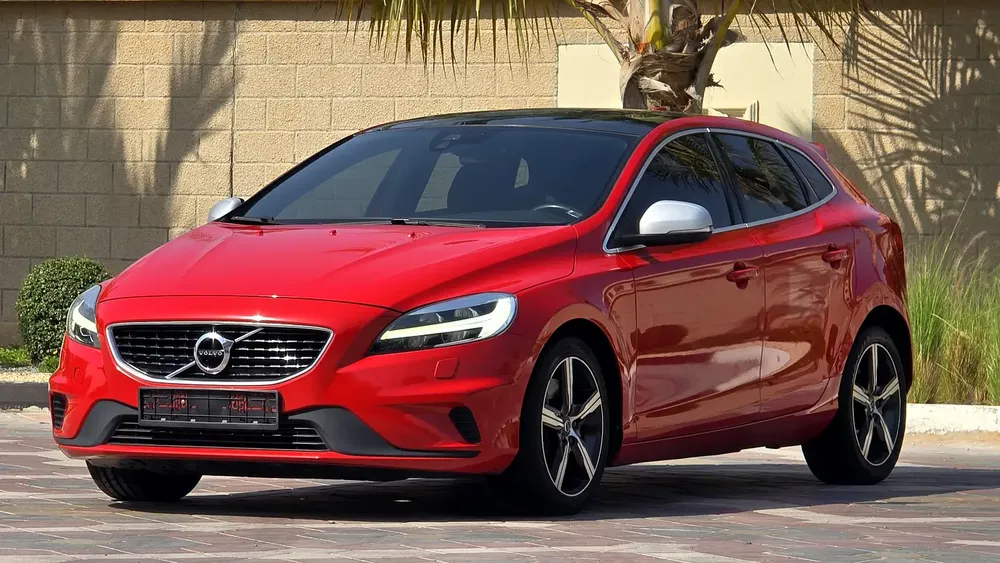 Amazing Top Of The Range Volvo C-Class V40 T5 R-Design GCC Specs Full Service History Single Owner - Image 4