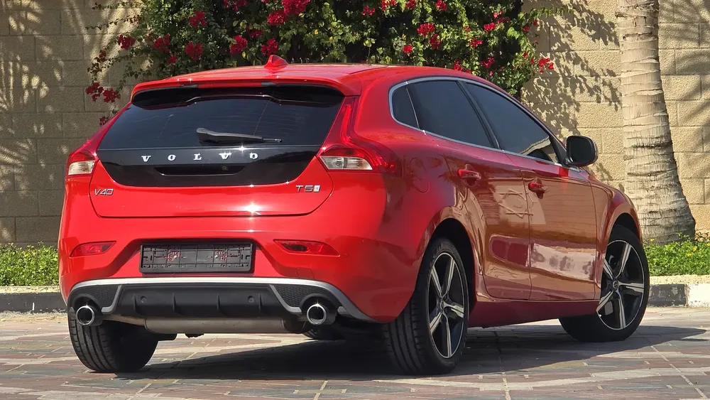 Amazing Top Of The Range Volvo C-Class V40 T5 R-Design GCC Specs Full Service History Single Owner - Image 5