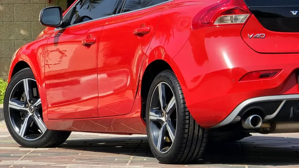 Amazing Top Of The Range Volvo C-Class V40 T5 R-Design GCC Specs Full Service History Single Owner - Image 6