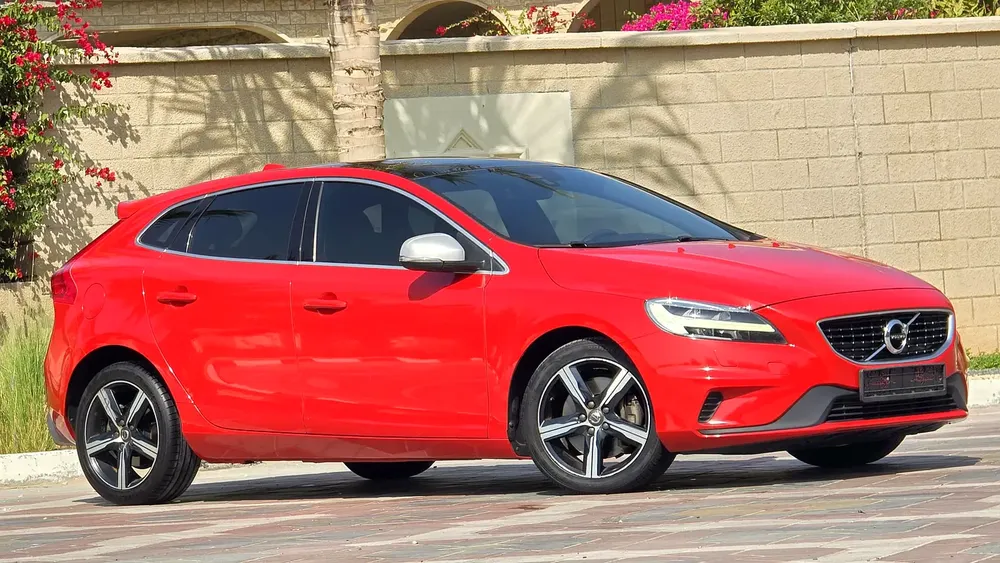 Amazing Top Of The Range Volvo C-Class V40 T5 R-Design GCC Specs Full Service History Single Owner - Image 7
