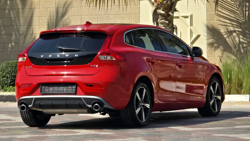 Amazing Top Of The Range Volvo C-Class V40 T5 R-Design GCC Specs Full Service History Single Owner - Image 8