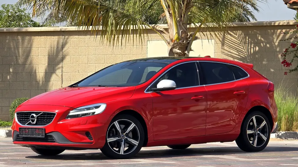 Amazing Top Of The Range Volvo C-Class V40 T5 R-Design GCC Specs Full Service History Single Owner - Image 9