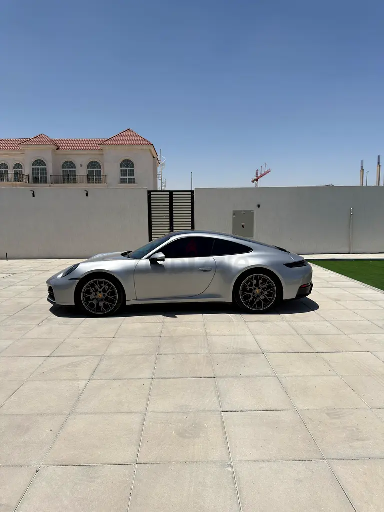 Porsche 911 Carrera 2025 GCC | Agency Warranty  Service Package | No accidents | No Paint - Image 4