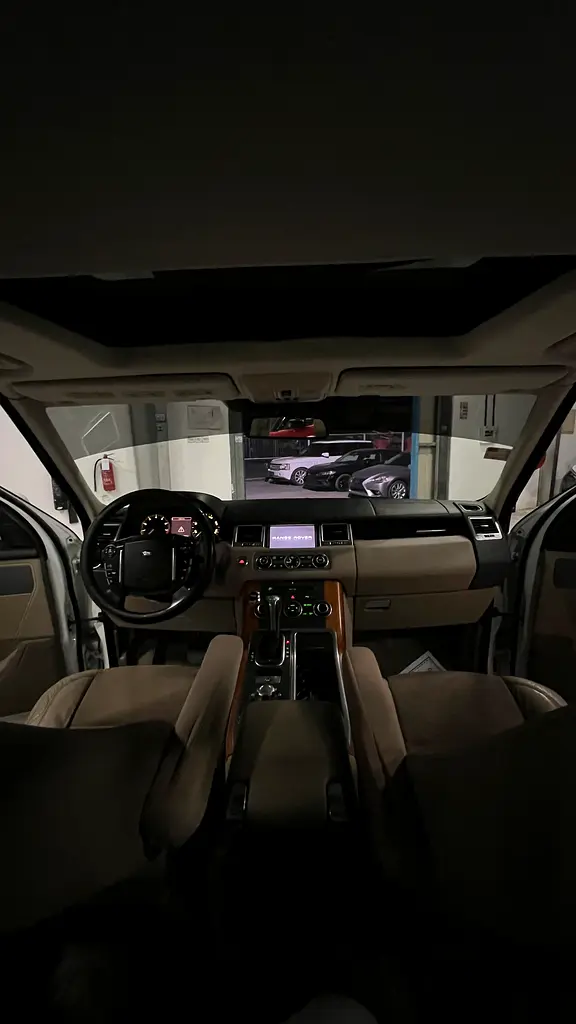 Land Rover Range Rover Sport HSE 2011 - GCC Specs - Well Maintained - Image 8