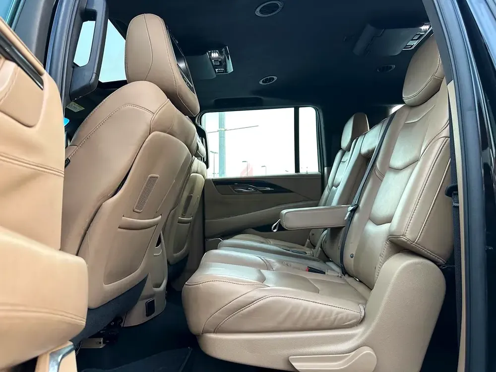 Cadillac Escalade Platinum ESV in excellent condition family car - Image 10