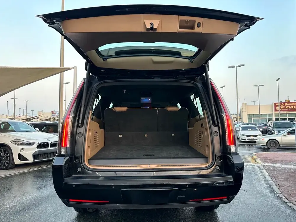 Cadillac Escalade Platinum ESV in excellent condition family car - Image 12