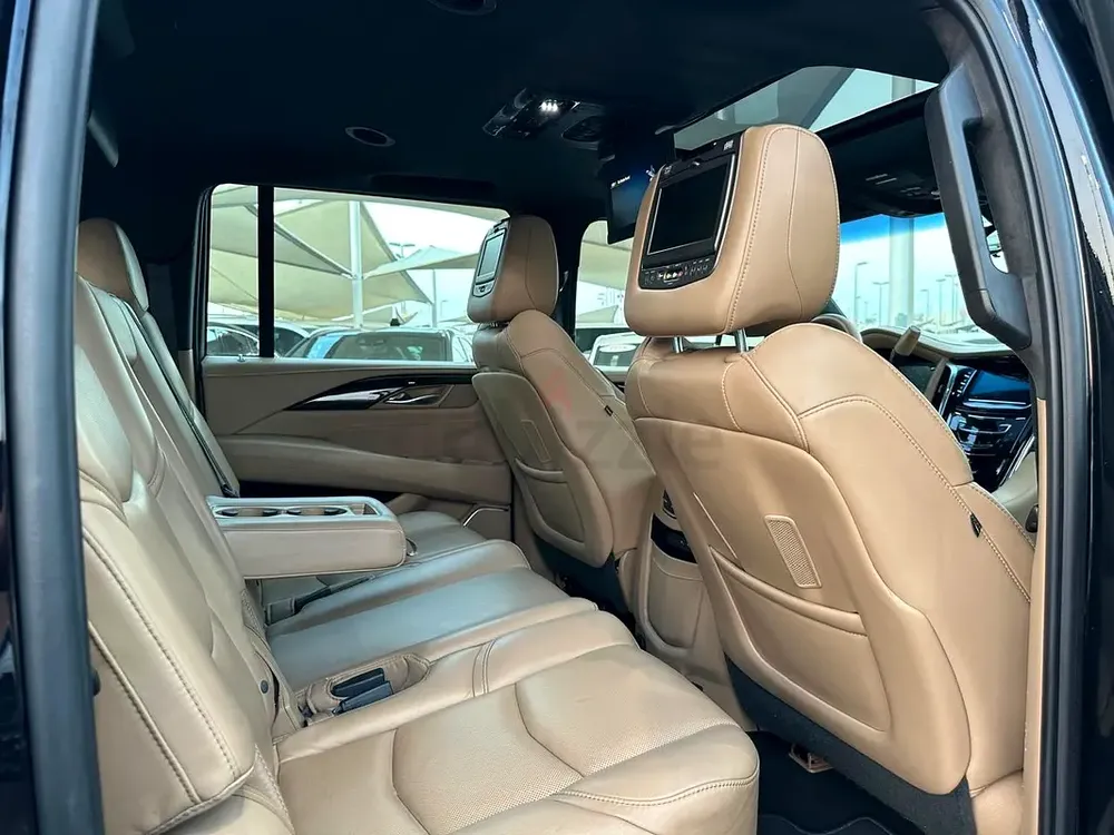 Cadillac Escalade Platinum ESV in excellent condition family car - Image 13