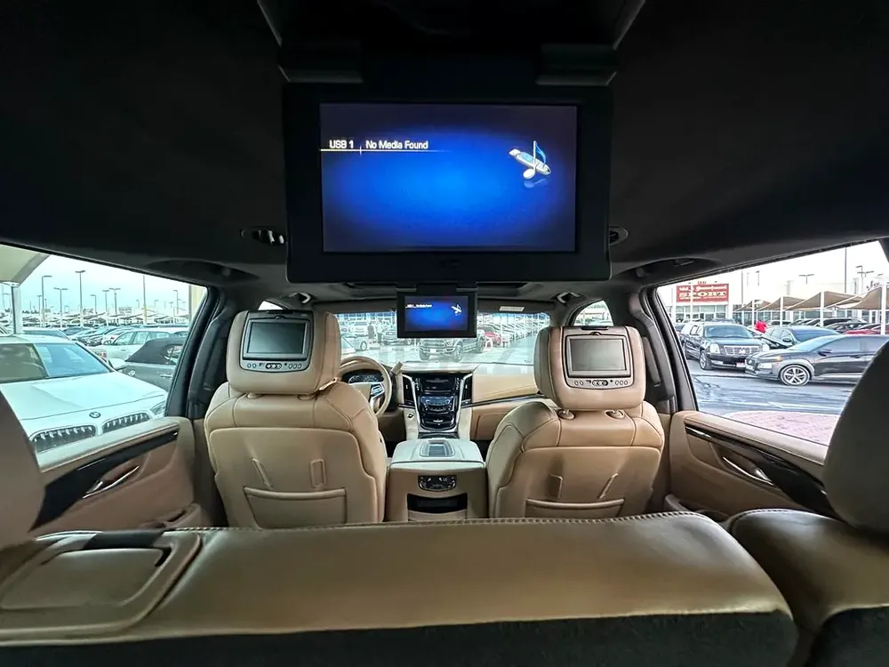 Cadillac Escalade Platinum ESV in excellent condition family car - Image 14