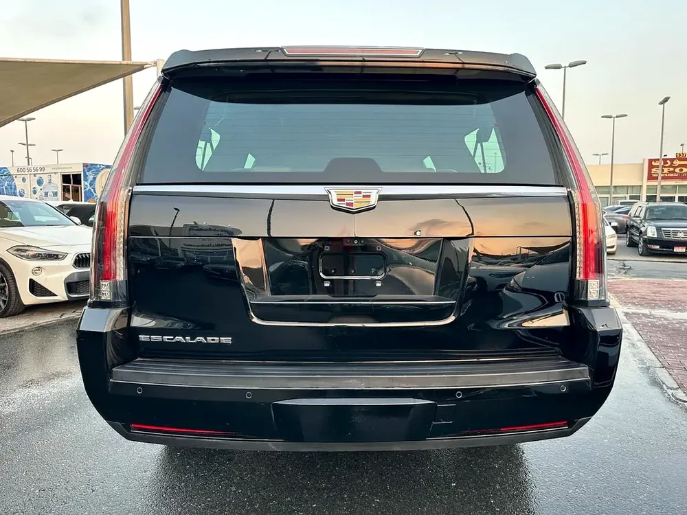 Cadillac Escalade Platinum ESV in excellent condition family car - Image 4