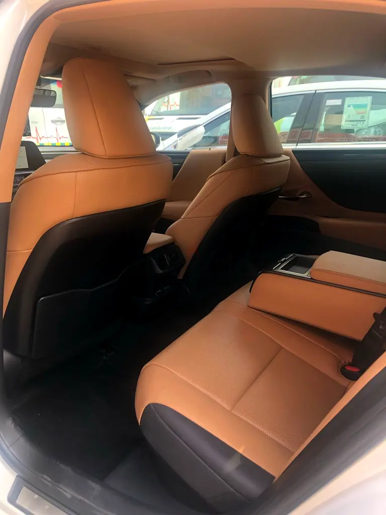 2023 Lexus ES 300h – Luxury Hybrid | Like New | Fuel Efficient - Image 4