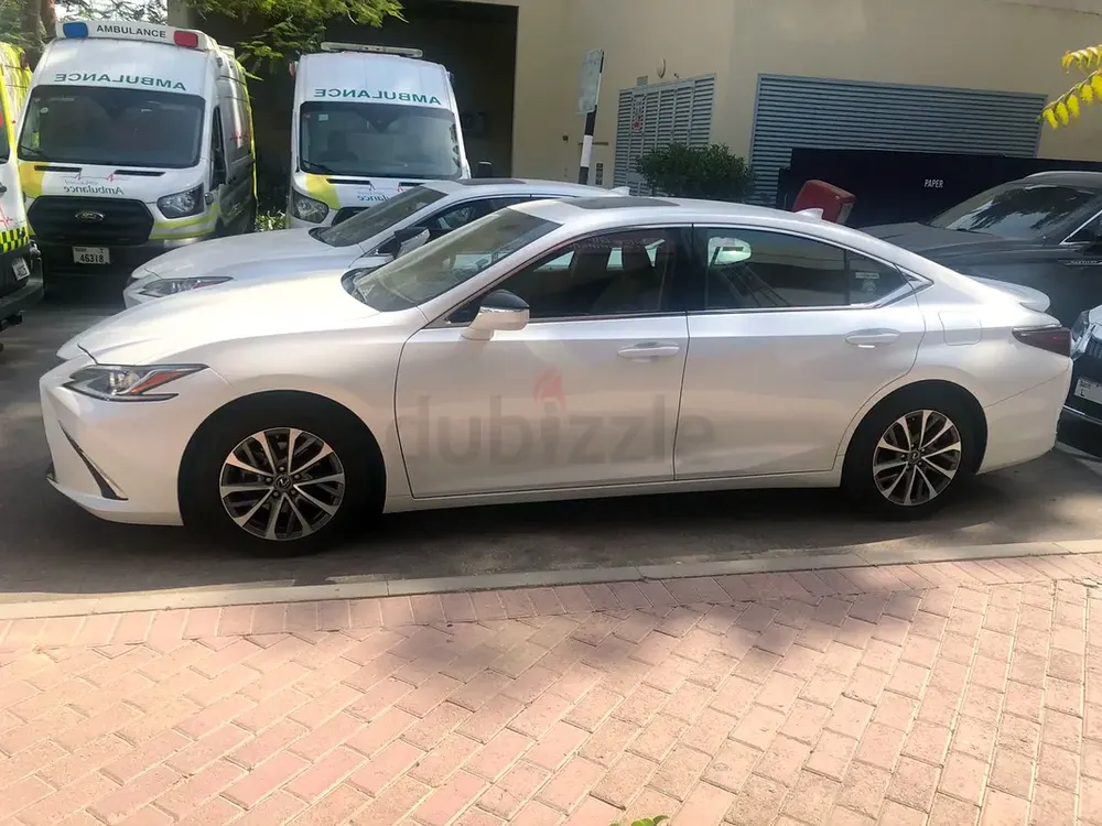 2023 Lexus ES 300h – Luxury Hybrid | Like New | Fuel Efficient - Image 8