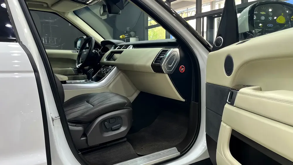 2014 Land Rover Range Rover Sport Autobiography | GCC Specs | Pristine Condition - Image 12