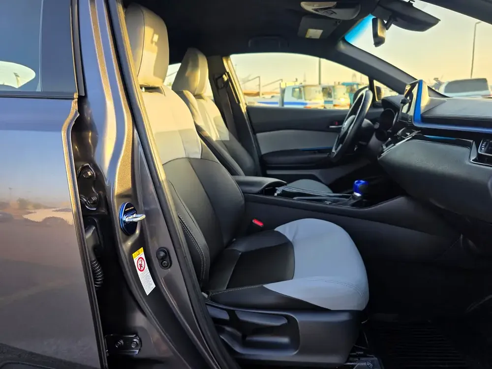 2019 Toyota C-HR Limited 2.0L V4 Dual VVTI Engine Full Option - With Side Step Push Start  Rada - Image 14