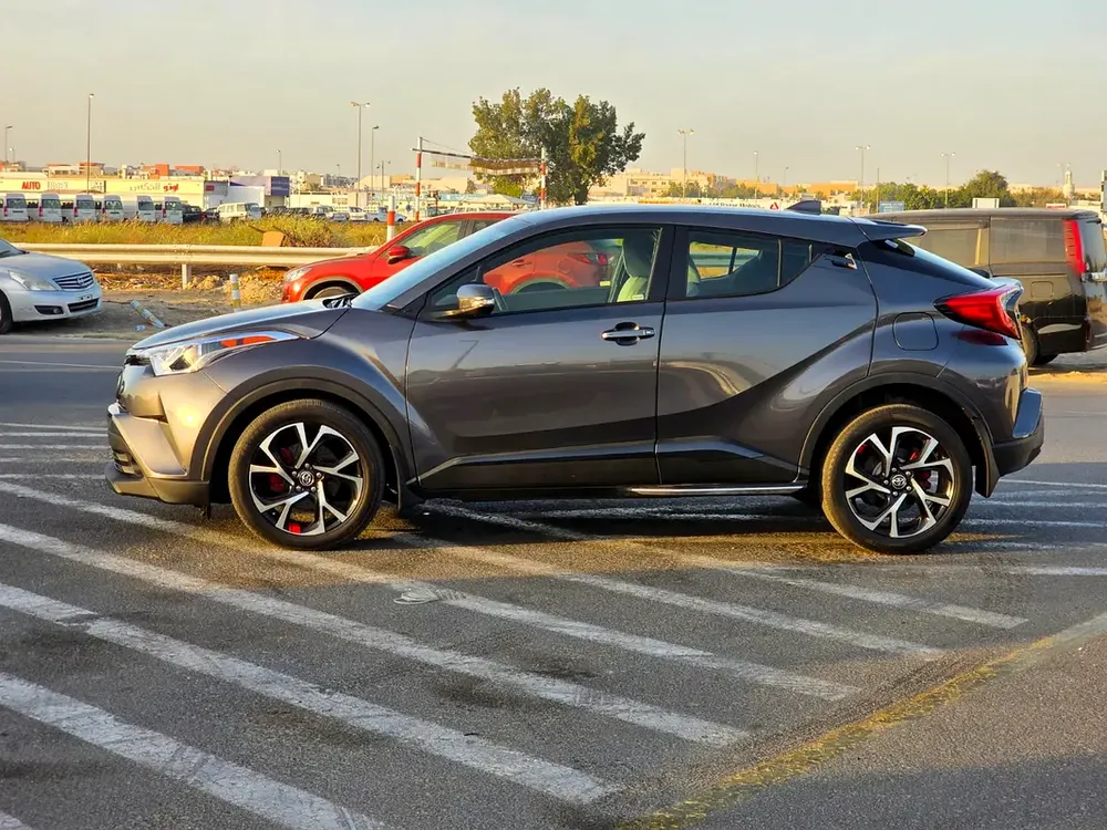 2019 Toyota C-HR Limited 2.0L V4 Dual VVTI Engine Full Option - With Side Step Push Start  Rada - Image 4