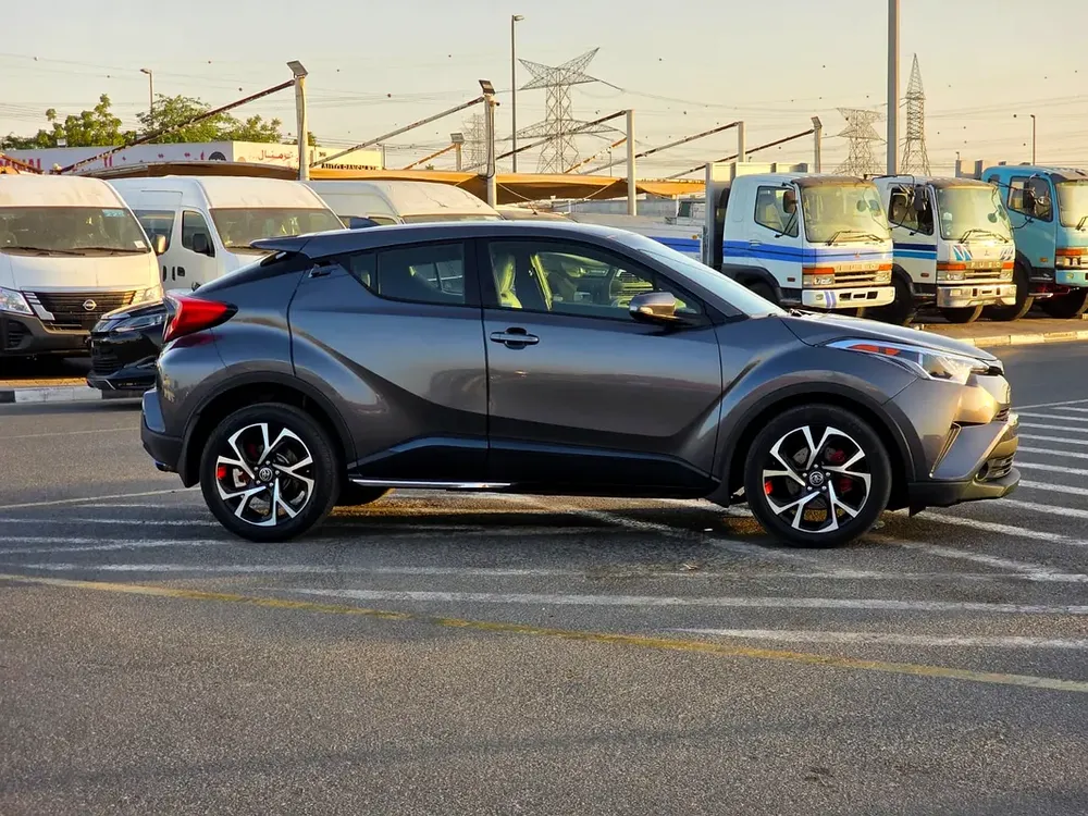 2019 Toyota C-HR Limited 2.0L V4 Dual VVTI Engine Full Option - With Side Step Push Start  Rada - Image 7
