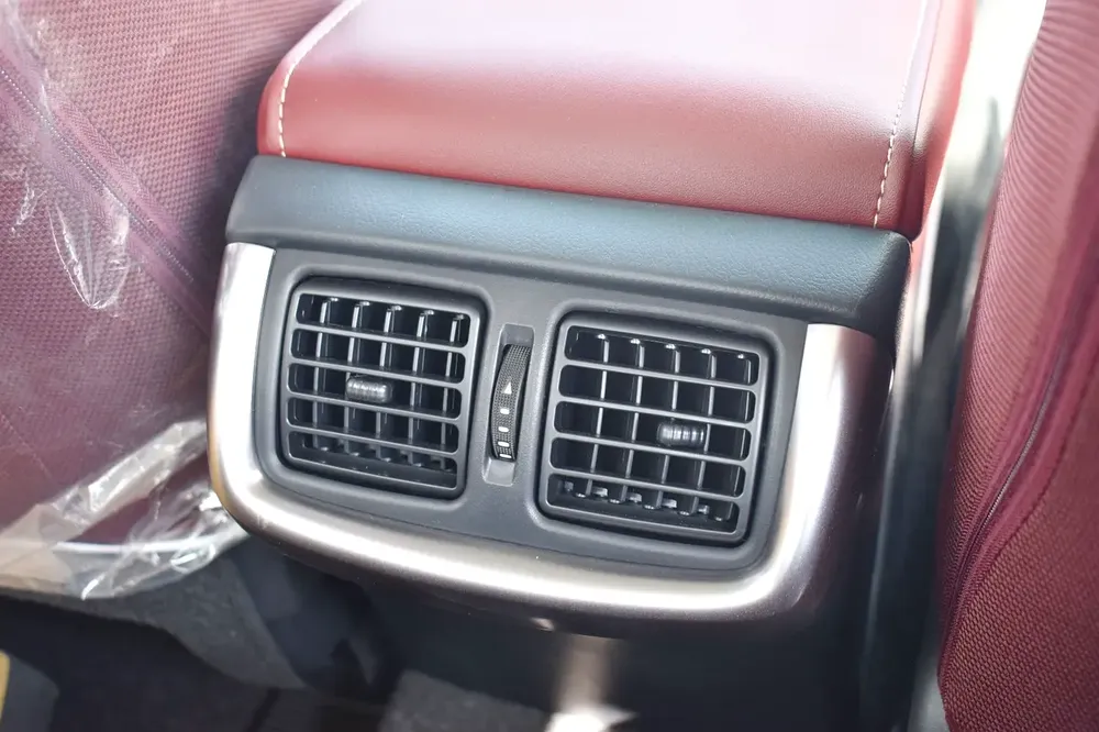 2025 Toyota Hilux SR5 2.7 Petrol - GCC Specs - Brand New! - Image 12