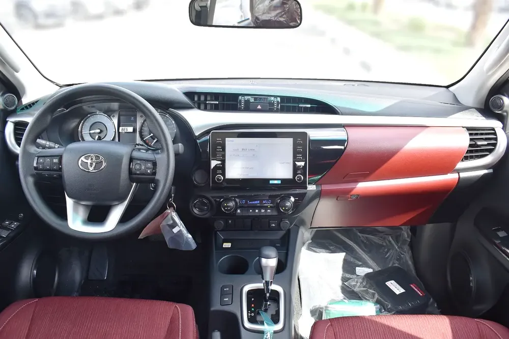2025 Toyota Hilux SR5 2.7 Petrol - GCC Specs - Brand New! - Image 14
