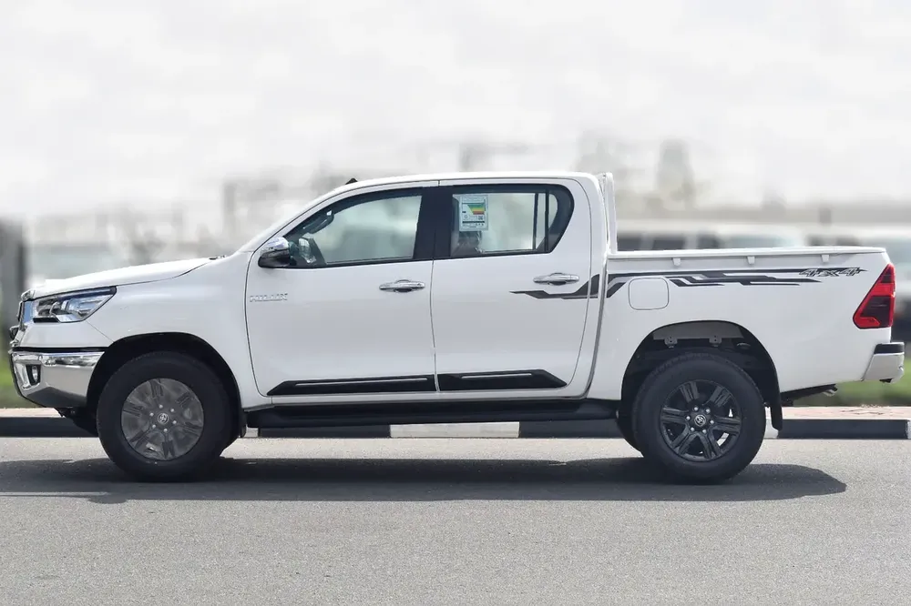2025 Toyota Hilux SR5 2.7 Petrol - GCC Specs - Brand New! - Image 4