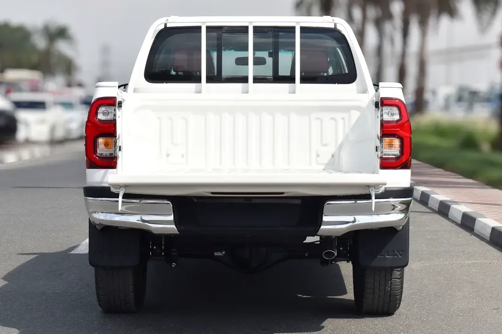 2025 Toyota Hilux SR5 2.7 Petrol - GCC Specs - Brand New! - Image 6