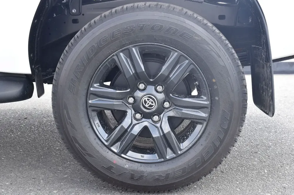 2025 Toyota Hilux SR5 2.7 Petrol - GCC Specs - Brand New! - Image 7