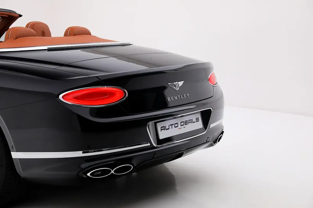 2023 Bentley Continental GTC Azure V8 | Extremly Low Mileage | Fully Loaded | 4.0L V8 - Image 10