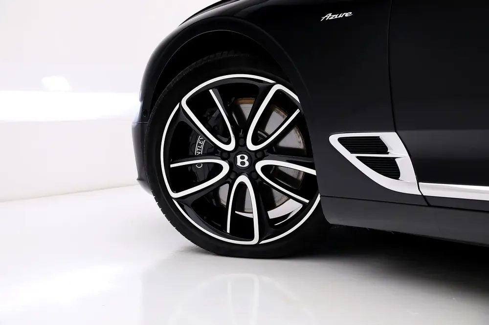 2023 Bentley Continental GTC Azure V8 | Extremly Low Mileage | Fully Loaded | 4.0L V8 - Image 11