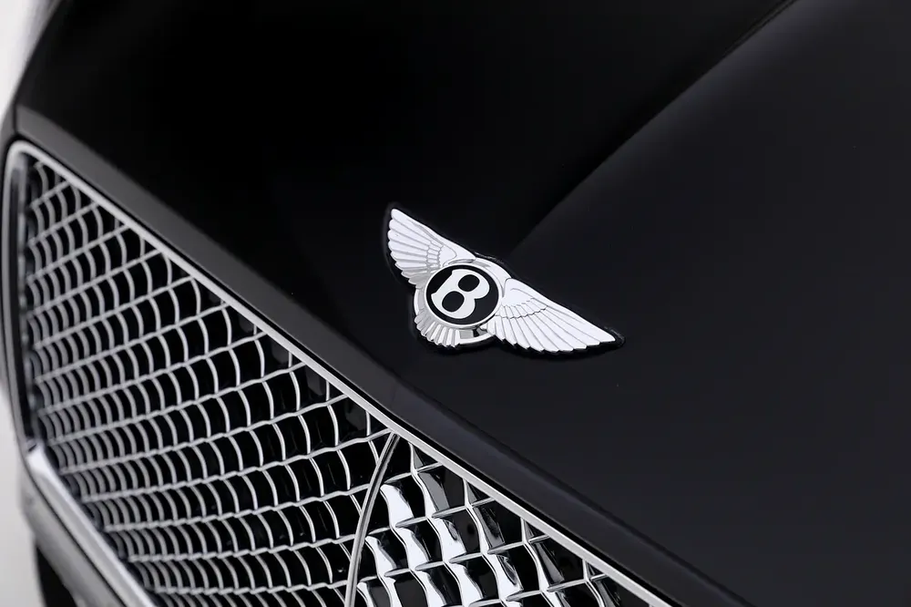 2023 Bentley Continental GTC Azure V8 | Extremly Low Mileage | Fully Loaded | 4.0L V8 - Image 9