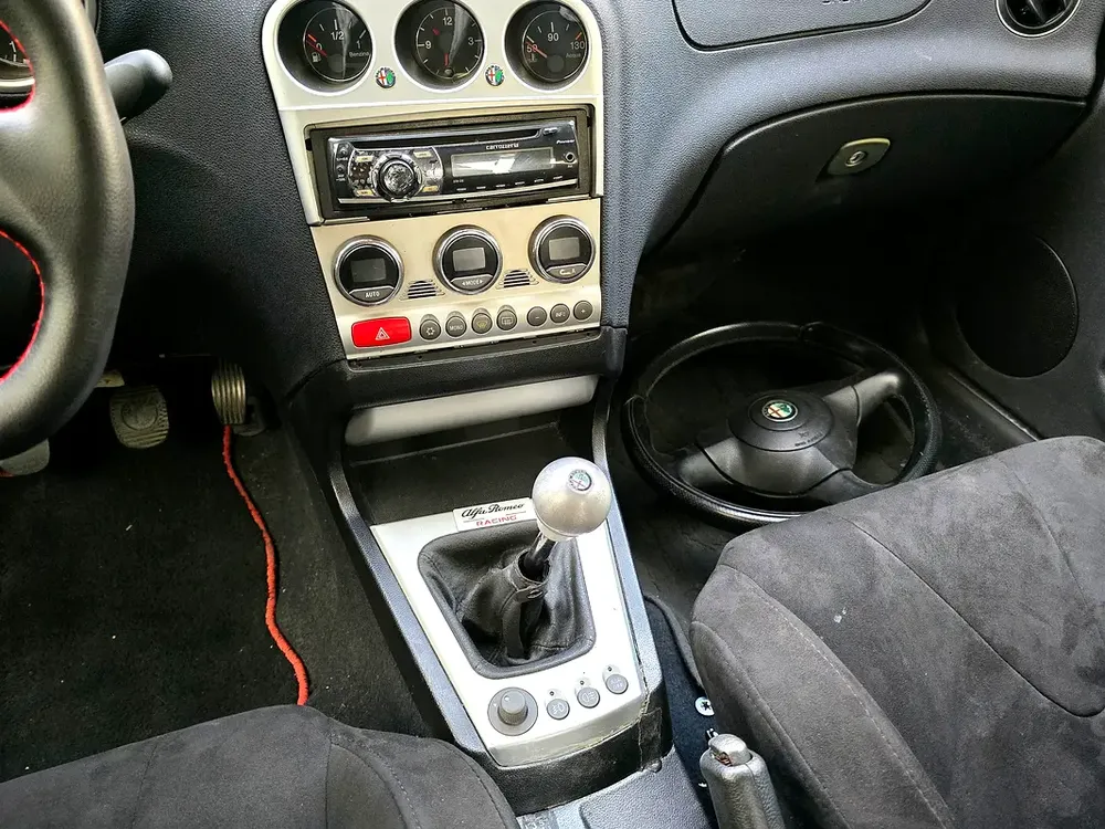 Alfa Romeo 156 2002 | JTS 16V Engine | 5 Speed Manual | Momo Steering | Bride Seat | Japan Import - Image 17