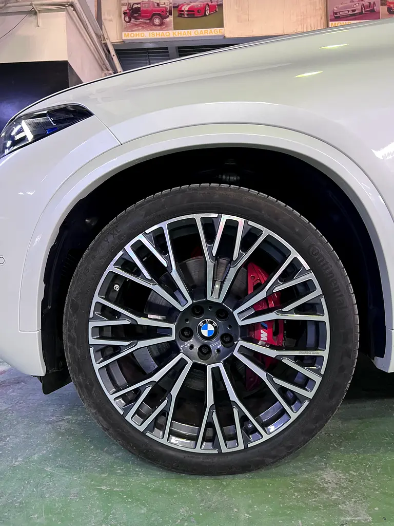 M Sport xDrive40i GCC low mileage - Image 12