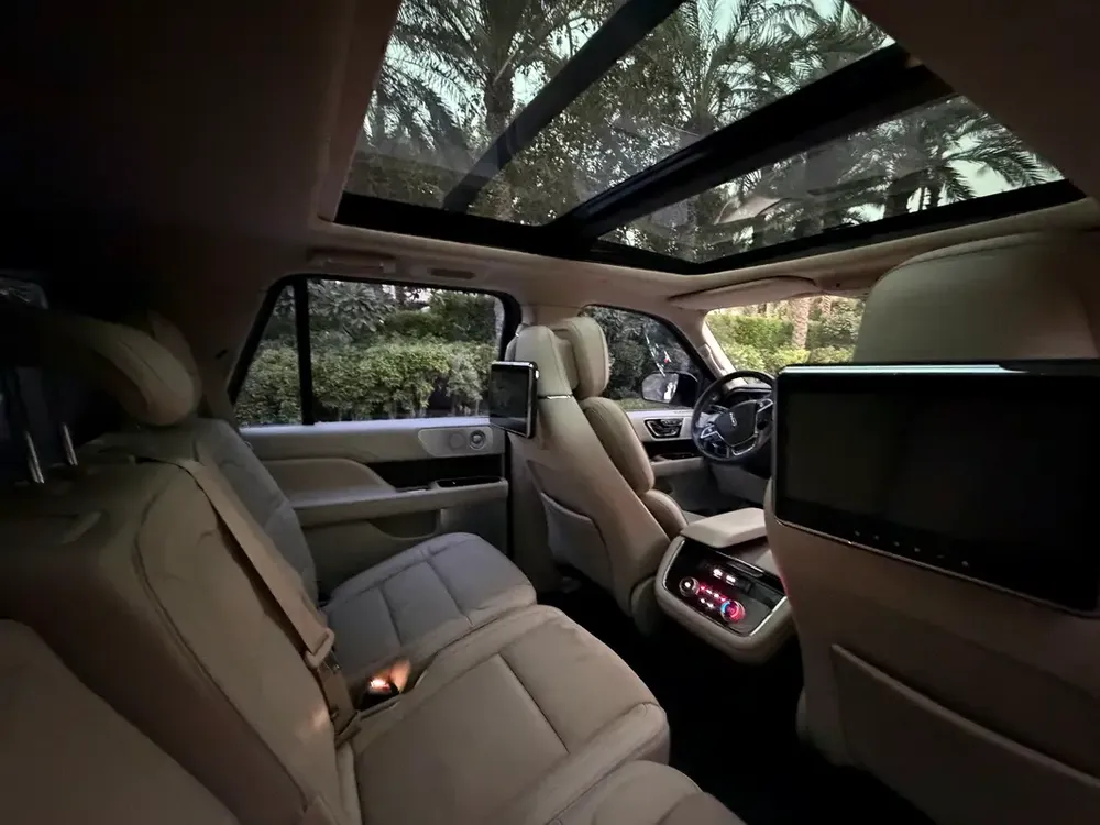 Lincoln Navigator Presidential 2018 Black Full Service History In Excellent Condition - Image 16