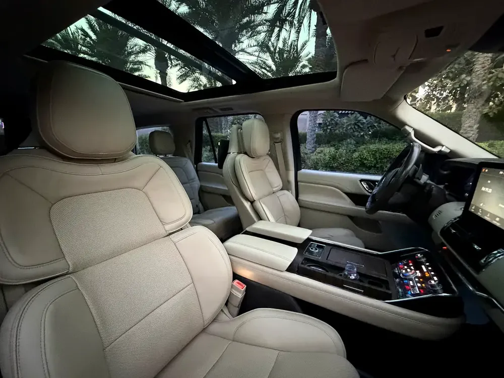 Lincoln Navigator Presidential 2018 Black Full Service History In Excellent Condition - Image 18