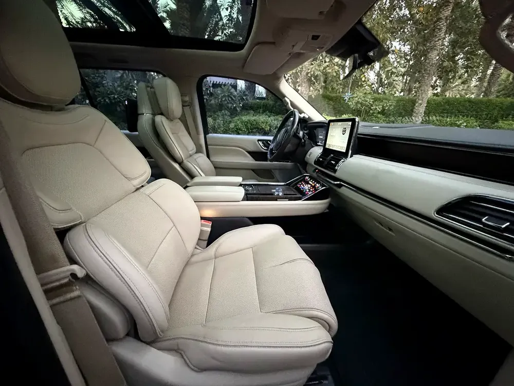 Lincoln Navigator Presidential 2018 Black Full Service History In Excellent Condition - Image 19