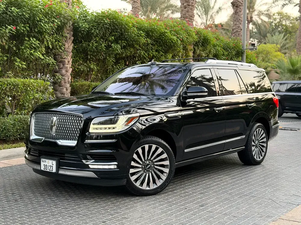 Lincoln Navigator Presidential 2018 Black Full Service History In Excellent Condition - Image 4