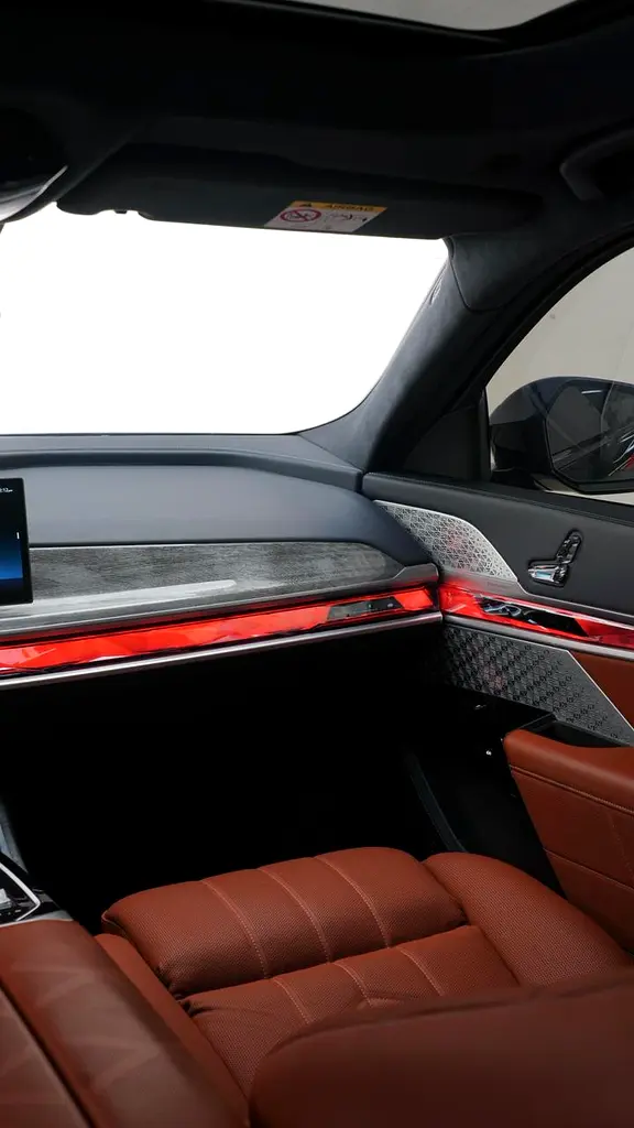 2024 BMW 760Li xDrive, GCC Specs - Brand New! - Image 8