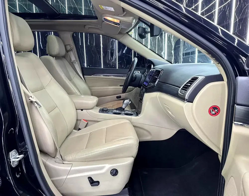 Jeep Grand Cherokee 4x4 Limited | GCC | Low Mileage - Image 11