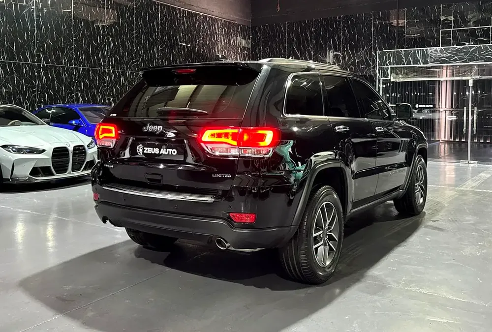 Jeep Grand Cherokee 4x4 Limited | GCC | Low Mileage - Image 4