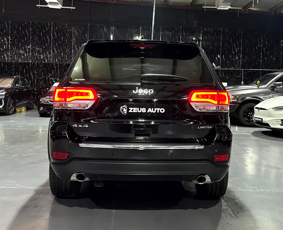 Jeep Grand Cherokee 4x4 Limited | GCC | Low Mileage - Image 8